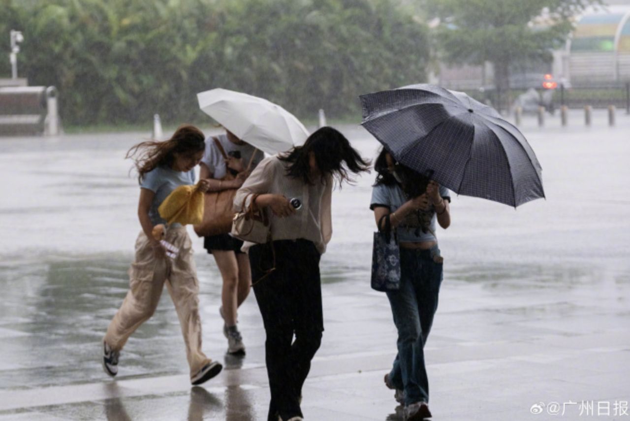 廣州暴雨！通勤族上班上學濕一片　民眾紛曬「雙腳泡水圖」取暖