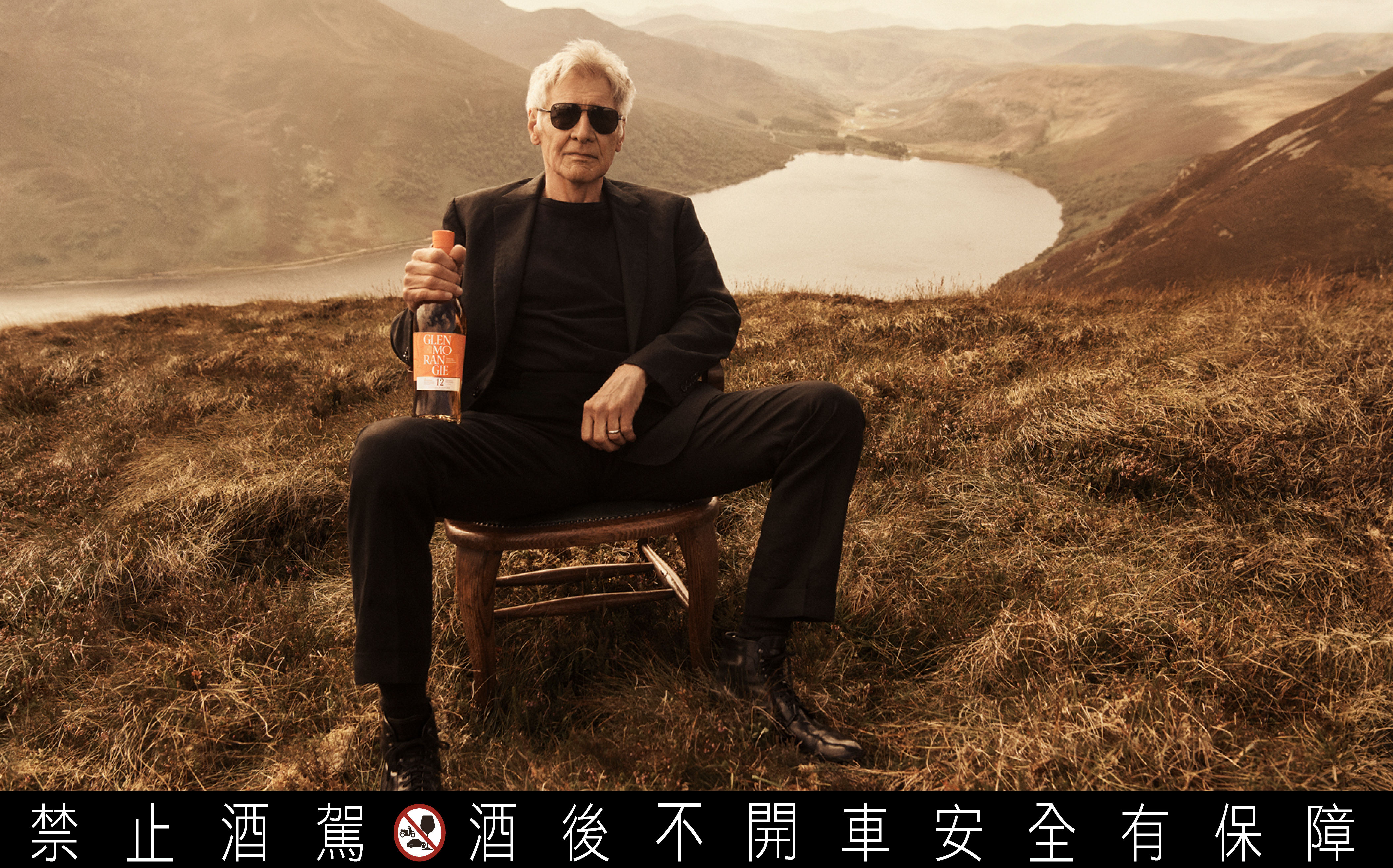 ▲82歲福伯穿蘇格蘭裙賣威士忌。（圖／品牌提供）
