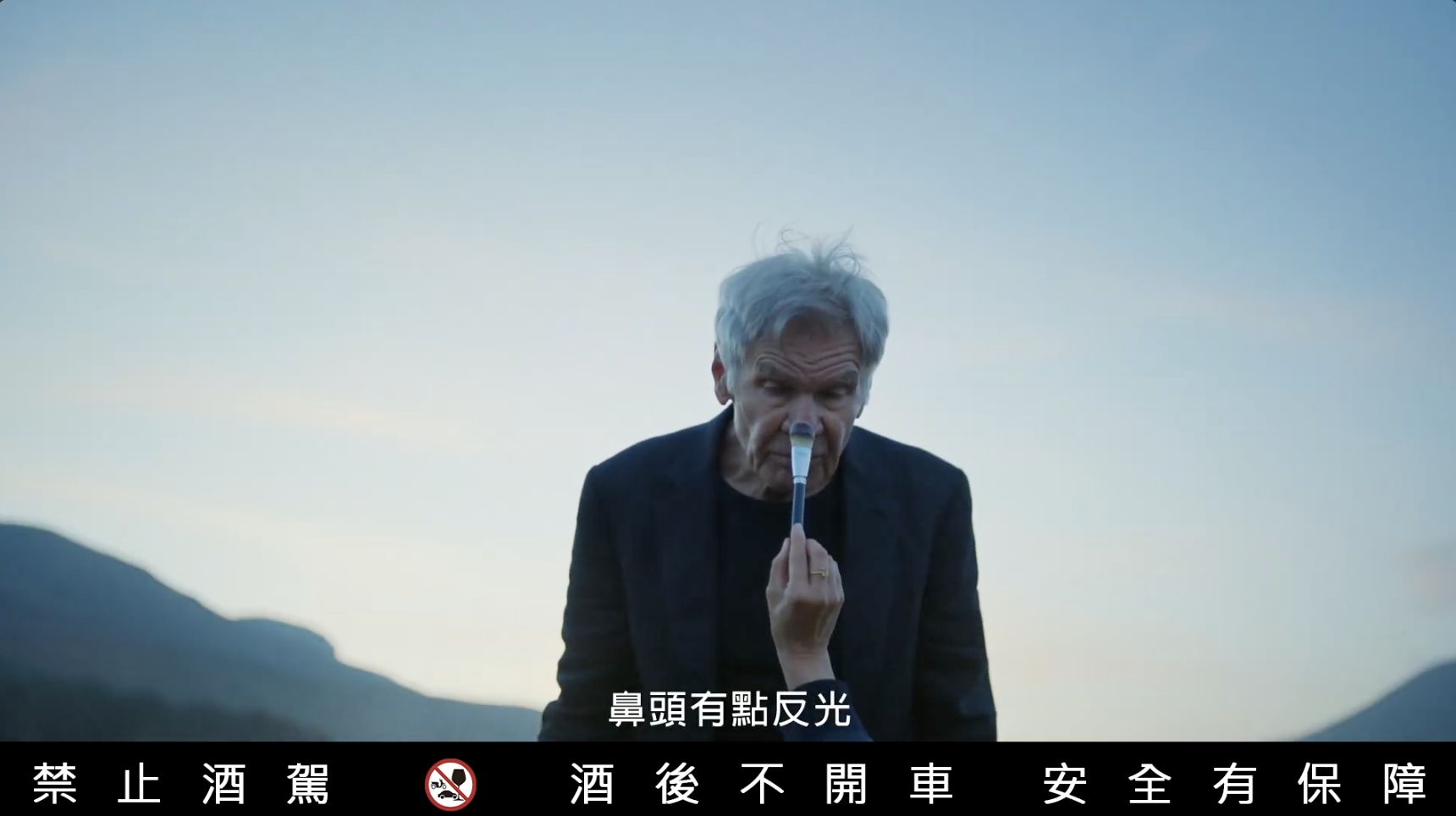 ▲82歲福伯穿蘇格蘭裙賣威士忌。（圖／品牌提供）