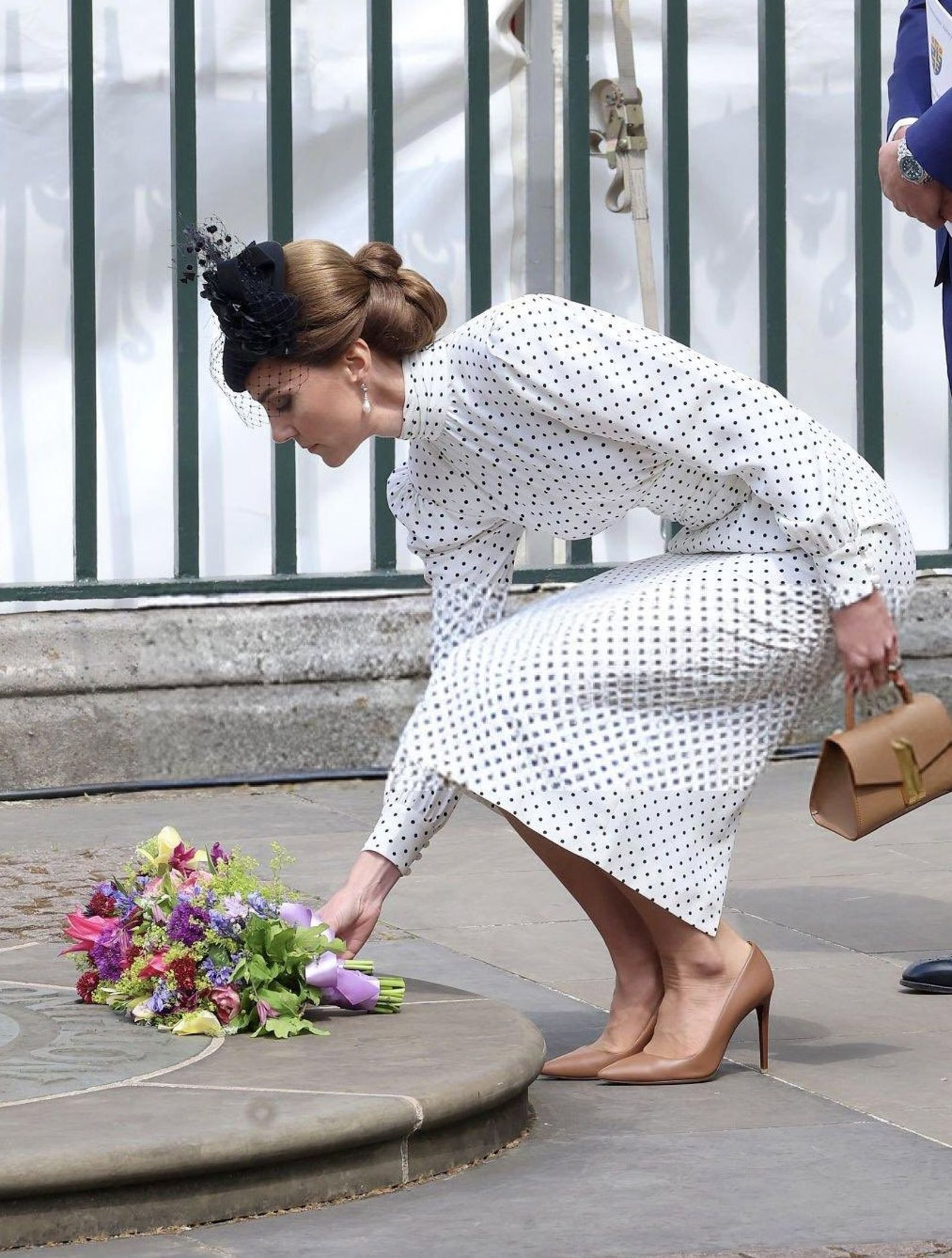 凱特王妃1天換2套美翻了！　仙氣白裙穿搭藏洋蔥