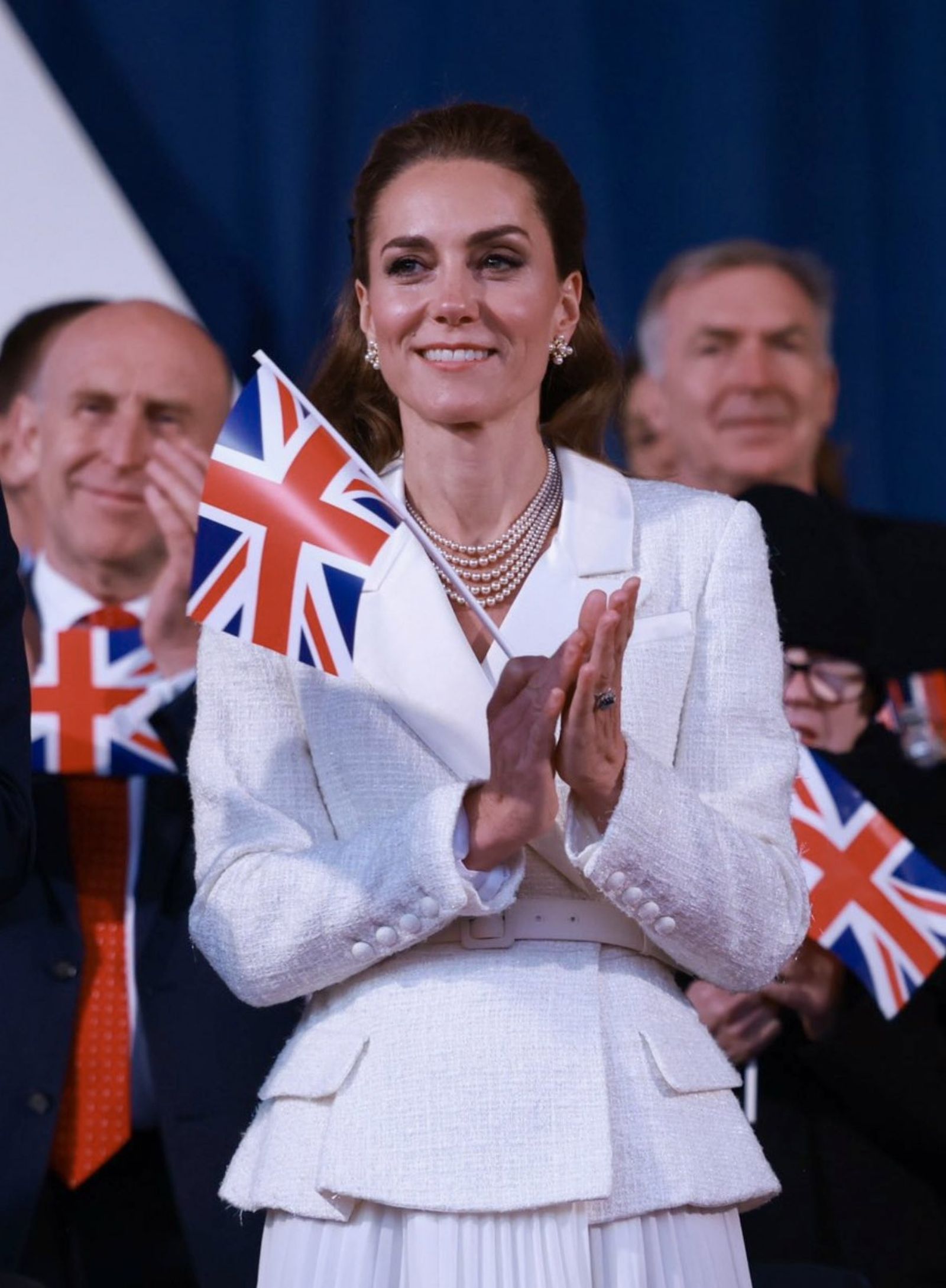 凱特王妃1天換2套美翻了！　仙氣白裙穿搭藏洋蔥