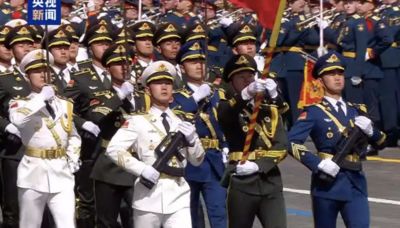 解放軍儀仗司禮大隊亮相俄羅斯紅場閱兵 習近平觀禮台起身致意
