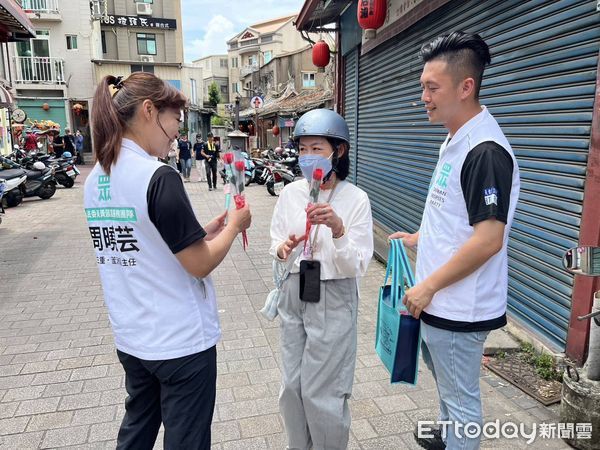 ▲金門鄉親熱情迎接「曉姐姐」。（圖／記者林名揚攝）