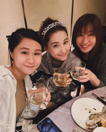▲▼何超蓮提前PO慶生照，不見老公竇驍。（圖／翻攝自IG）