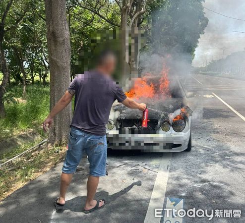 ▲台南柳營台一線自小客車行駛中突起火，駕駛機警停車逃生，幸無人傷亡。（記者林東良翻攝，下同）