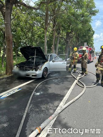▲台南柳營台一線自小客車行駛中突起火，駕駛機警停車逃生，幸無人傷亡。（記者林東良翻攝，下同）