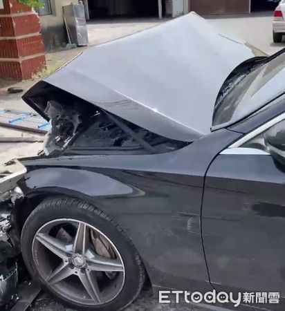 ▲台南關廟一輛自小客車失控撞進民宅，66歲女駕駛手部擦傷、拒絕送醫，現場車損明顯。（記者林東良翻攝）