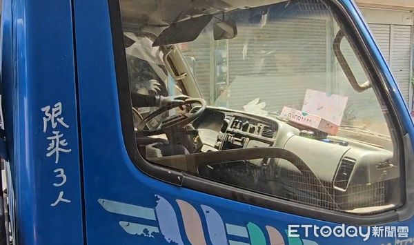 ▲警方於前鎮區攔劫到嫌犯劫走的貨車，逮捕一名共犯、搜獲一把槍。（圖／記者吳奕靖翻攝）