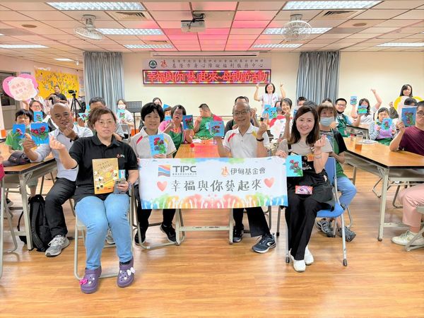 ▲「幸福與你藝起來」母親節活動成果大合影，前排右2基隆港務分公司林健明主任秘書、左1伊甸基金會基隆市身心障礙福利服務中心楊玉萍主任。（圖／基隆港務分公司）