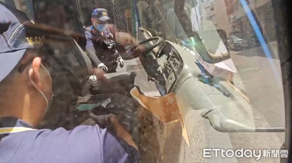 ▲▼高雄2嫌持槍劫車。（圖／記者吳奕靖翻攝）