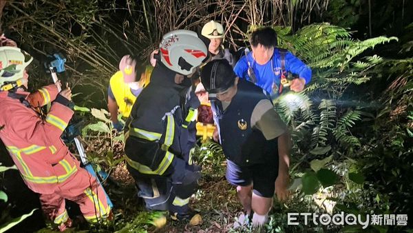 ▲日籍遊客九份賞夜景失足 警消摸黑垂降急救援。（圖／記者郭世賢翻攝）