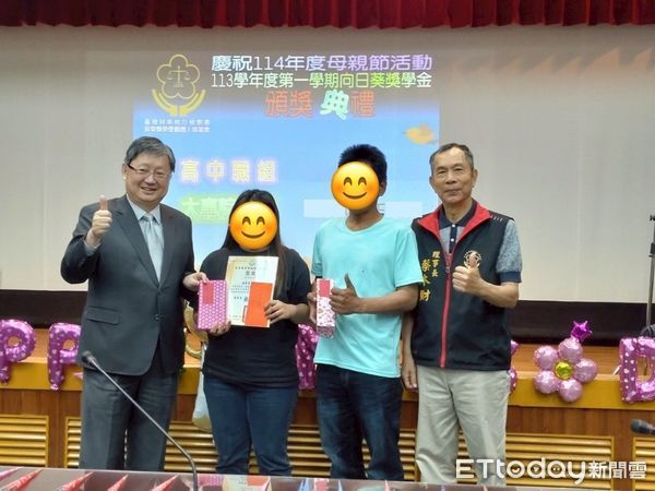 ▲屏東地檢署檢察長陳盈錦等人到傑出日葵媽媽陳女士家中致贈匾額             。（圖／屏東地檢署提供）