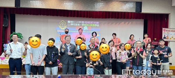 ▲屏東地檢署檢察長陳盈錦等人到傑出日葵媽媽陳女士家中致贈匾額             。（圖／屏東地檢署提供）