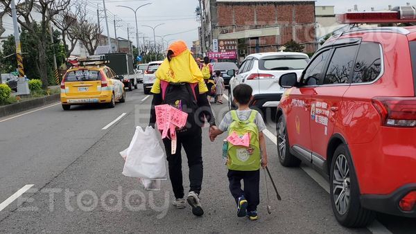 ▲▼ 林媽媽帶著兒子參加白沙媽進香，沿路撿垃圾。（圖／記者黃彥傑攝，下同）