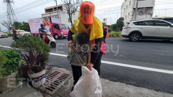 ▲▼ 林媽媽帶著兒子參加白沙媽進香，沿路撿垃圾。（圖／記者黃彥傑攝，下同）