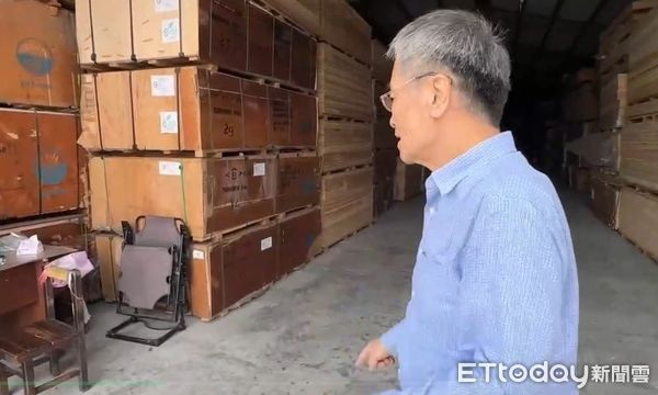 ▲▼大寮工廠遭劫車，司機被嫌犯持槍指頭。（圖／記者吳奕靖翻攝）