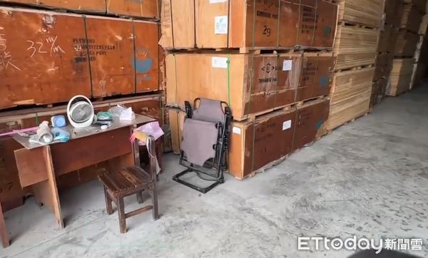 ▲▼大寮工廠遭劫車，司機被嫌犯持槍指頭。（圖／記者吳奕靖翻攝）