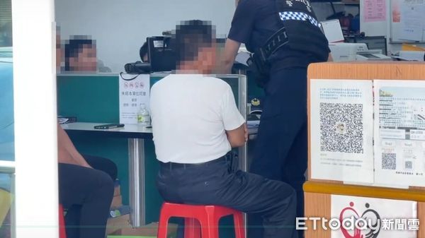 ▲▼大寮工廠遭劫車，司機被嫌犯持槍指頭。（圖／記者吳奕靖翻攝）