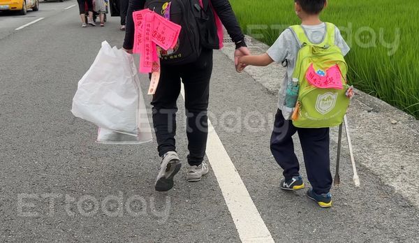 ▲▼ 林媽媽帶著兒子參加白沙媽進香，沿路撿垃圾。（圖／記者黃資真攝，下同）