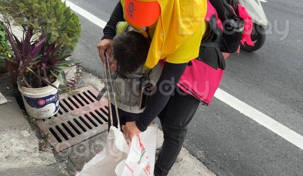 ▲▼ 林媽媽帶著兒子參加白沙媽進香，沿路撿垃圾。（圖／記者黃資真攝，下同）