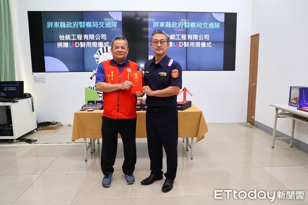 ▲屏東縣警察之友會理事鄭志屏捐贈LED屏東縣政府警察局交通隊            。（圖／屏東縣政府警察局交通隊提供）