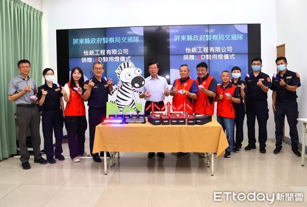 ▲屏東縣警察之友會理事鄭志屏捐贈LED屏東縣政府警察局交通隊            。（圖／屏東縣政府警察局交通隊提供）