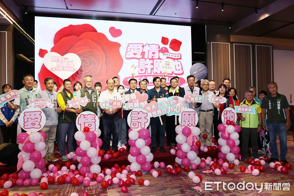 ▲台南河樂廣場將於5月17日啟動「愛情許願池」，市長黃偉哲親自宣傳並體驗扭蛋抽獎活動。（記者林東良翻攝，下同）