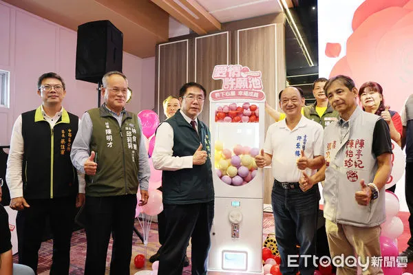 ▲台南河樂廣場將於5月17日啟動「愛情許願池」，市長黃偉哲親自宣傳並體驗扭蛋抽獎活動。（記者林東良翻攝，下同）