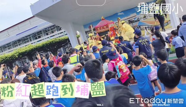 ▲彰化埔鹽國小大人與小學童搶結緣品。（圖／翻攝自埔鹽國小 白沙屯媽祖網路電視台）