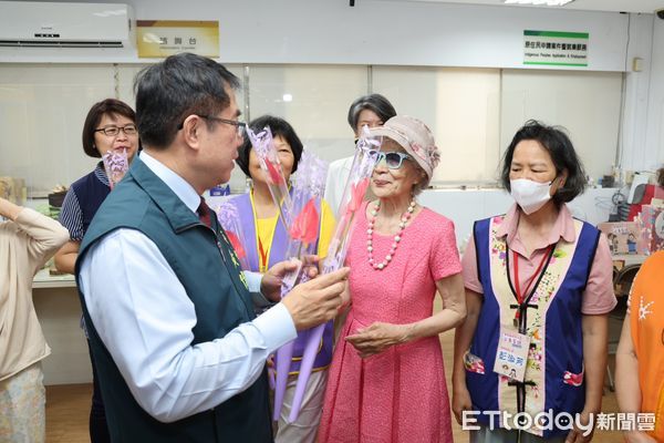 ▲母親節前夕，台南市長黃偉哲親贈火鶴花，祝福媽媽們「攏乎好」，也傳達市府對母職支持與關懷。（記者林東良翻攝，下同）