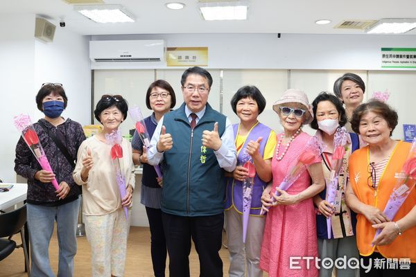 ▲母親節前夕，台南市長黃偉哲親贈火鶴花，祝福媽媽們「攏乎好」，也傳達市府對母職支持與關懷。（記者林東良翻攝，下同）