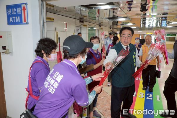 ▲母親節前夕，台南市長黃偉哲親贈火鶴花，祝福媽媽們「攏乎好」，也傳達市府對母職支持與關懷。（記者林東良翻攝，下同）
