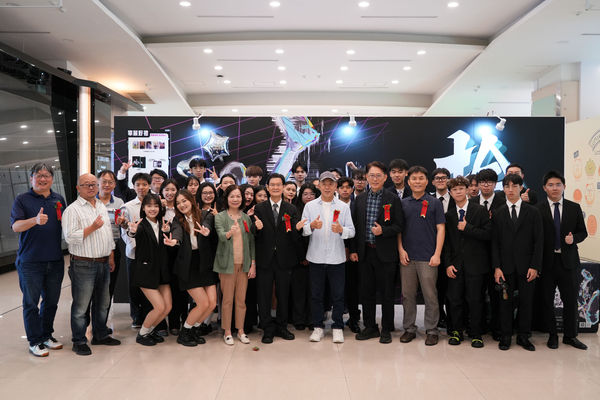 圖五：世新觀光系師長、實習企業為《拾憶》畢展齊聚一堂。（圖／世新大學提供）