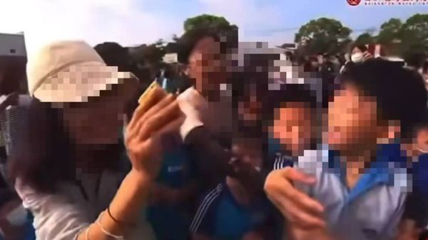 ▲彰化埔鹽國小大人與小學童搶結緣品。（圖／翻攝自白沙屯媽祖網路電視台）