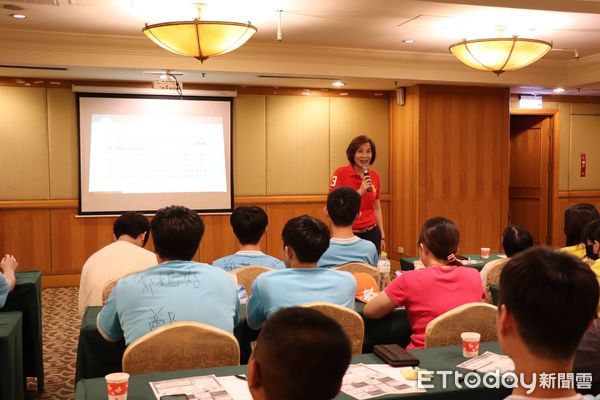 ▲南英商工學生走進台南維悅酒店後場，體驗真實職場環境，主動提問互動熱烈，提早探索職涯方向。（記者林東良翻攝，下同）