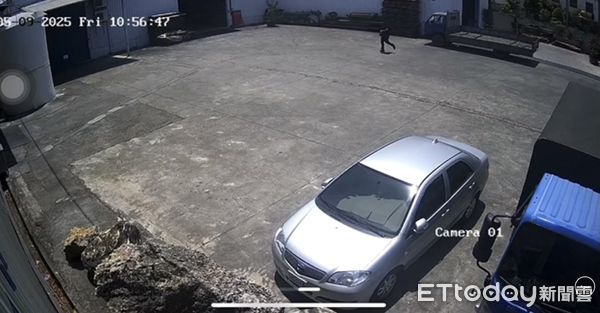 ▲▼持槍劫車過程。（圖／記者許宥孺翻攝）