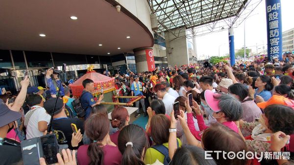 ▲▼             白沙屯媽祖停駕童綜合醫院梧棲院區。（圖／記者黃彥傑攝，下同）