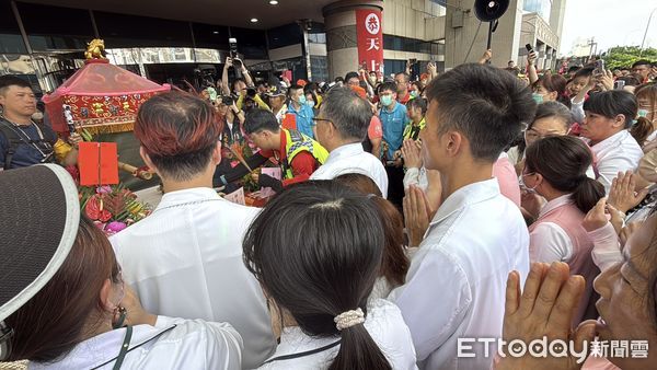 ▲▼             白沙屯媽祖停駕童綜合醫院梧棲院區。（圖／記者黃資真攝，下同）