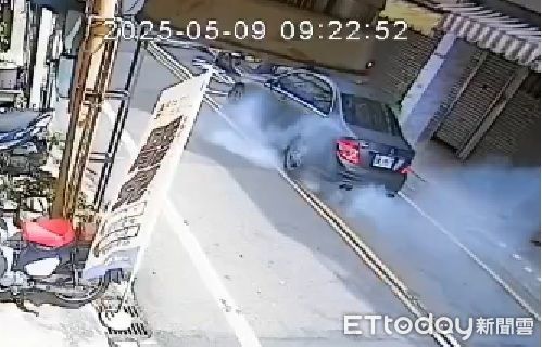 ▲苗栗市罷團連署站前道路，有男子蓄意燒胎，女志工感到被恐嚇報案，警方1小時查獲涉嫌人法辦。（圖／記者楊永盛翻攝）