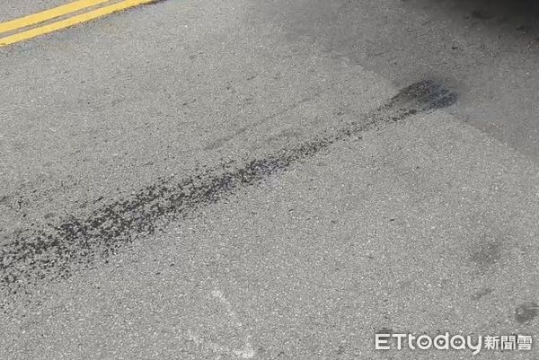 ▲苗栗市罷團連署站前道路，有男子蓄意燒胎，女志工感到被恐嚇報案，警方1小時查獲涉嫌人法辦。（圖／記者楊永盛翻攝）