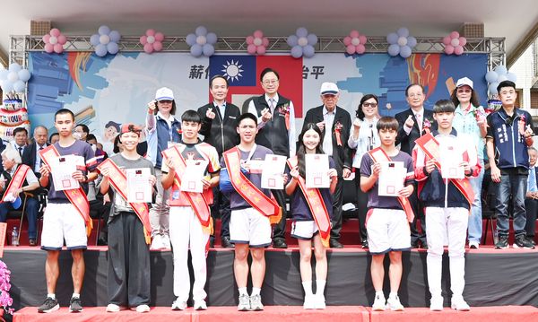 ▲桃園市長張善政今天出席治平中學60周年校慶時，與董事長長吳慶堂頒獎給優秀在校生獎項。（圖／市府新聞處提供）