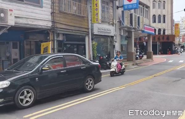 ▲苗栗市罷團連署站前道路，有男子蓄意燒胎，女志工感到被恐嚇報案，警方1小時查獲涉嫌人法辦。（圖／記者楊永盛翻攝）