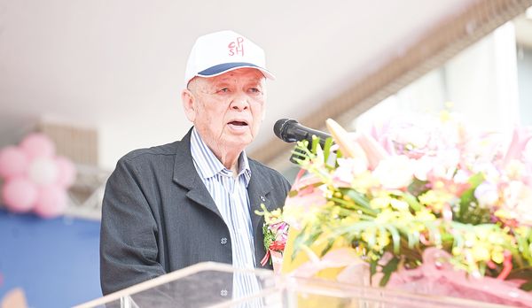 ▲治平中學董事長長吳慶堂在校慶上致詞感謝歷任校長、教師、家長會與校友的辛勤付出，共同成就今日的治平高中。（圖／市府新聞處提供）