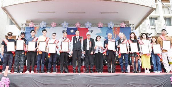 ▲桃園市長張善政今天出席治平中學60周年校慶時，與董事長長吳慶堂頒獎給傑出校友。（圖／市府新聞處提供）