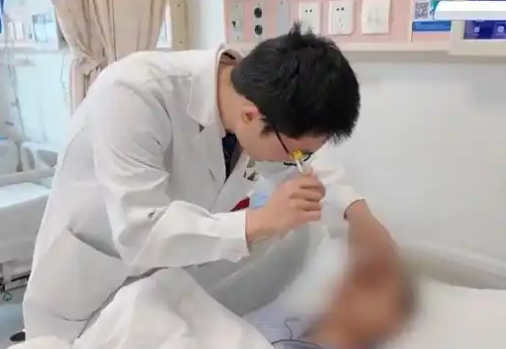 ▲▼37歲男連坐2次雲霄飛車，顱內出血。（圖／翻攝自微博）