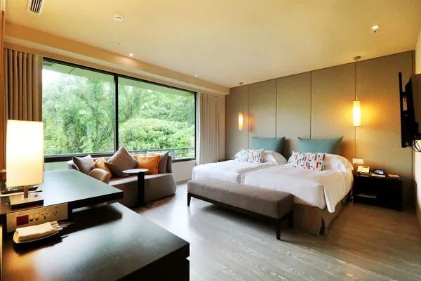 ▲5-9月平日使用「一泊一食住宿券」，可升等為奇岩山景房,雙人下午茶,大地風呂。（圖／大地酒店提供）