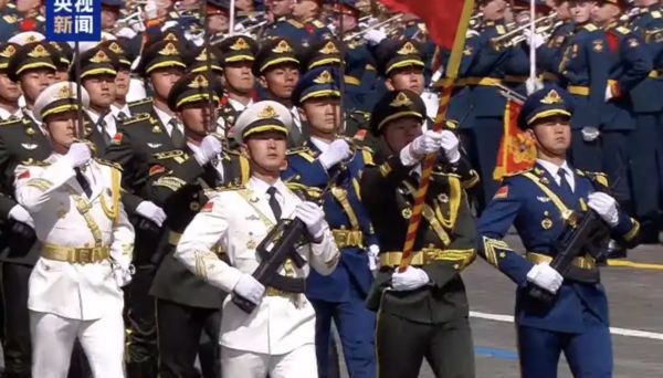 ▲解放軍儀仗司禮大隊現身紅場閱兵式。（圖／翻攝央視）