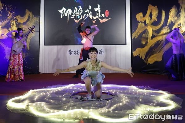 ▲台南市長黃偉哲出席2025家樂福文化藝術季宣傳記者會，三大國家級團體將於5/23-25在新營體育園區演出，活動免費入場。（記者林東良翻攝，下同）