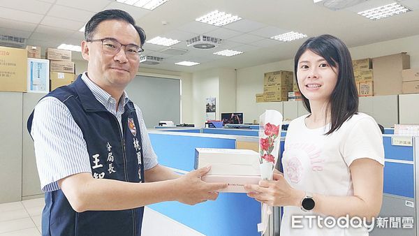 ▲桃園警分局長王智民母親節，贈送女性同仁康乃馨、膠原蛋白等禮物，提前歡度母親節。（圖／記者沈繼昌翻攝）