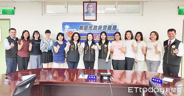 ▲八德警分局長王鉉仁與警友會成員今天贈送女性同仁康乃馨、蛋糕禮盒，提前歡度母親節。（圖／記者沈繼昌翻攝）